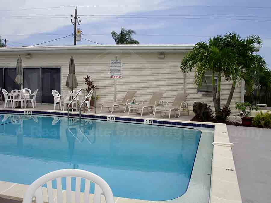 NAPLES MOBILE ESTATES Clubhouse and Pool